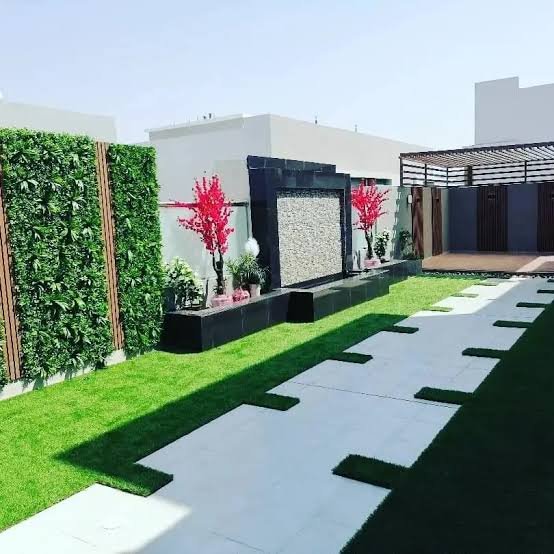 جدار نباتي مع نباتات حمراء - الصفوة